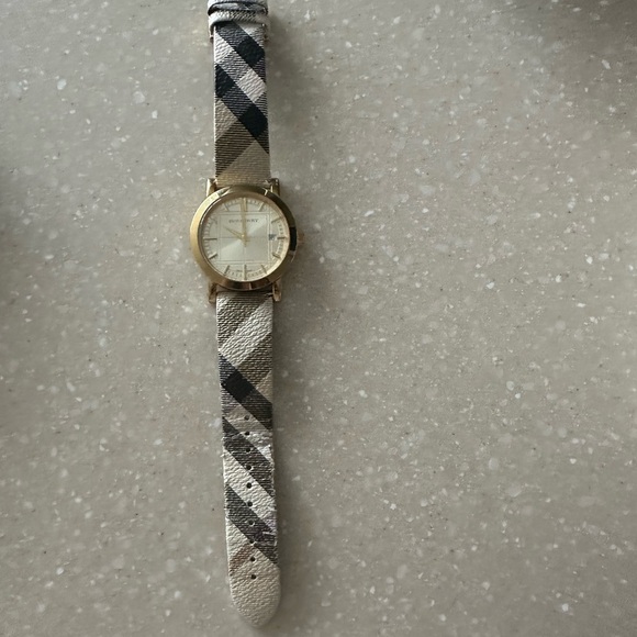 Burberry watch - Picture 2 of 5
